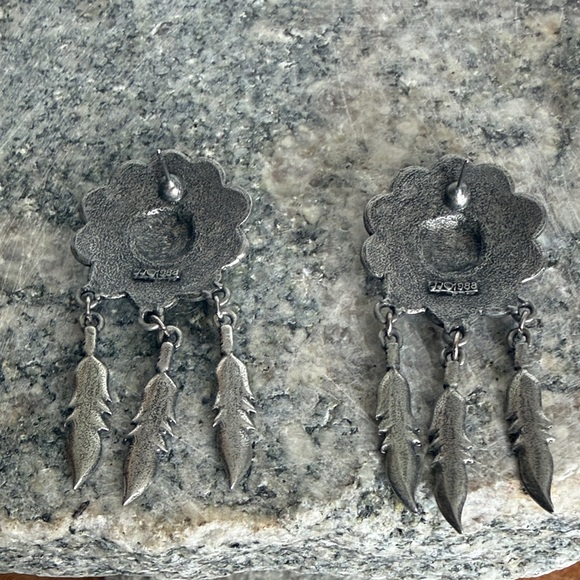 Vintage-Inspired Silver Floral Dangle Earrings - Picture 4 of 10